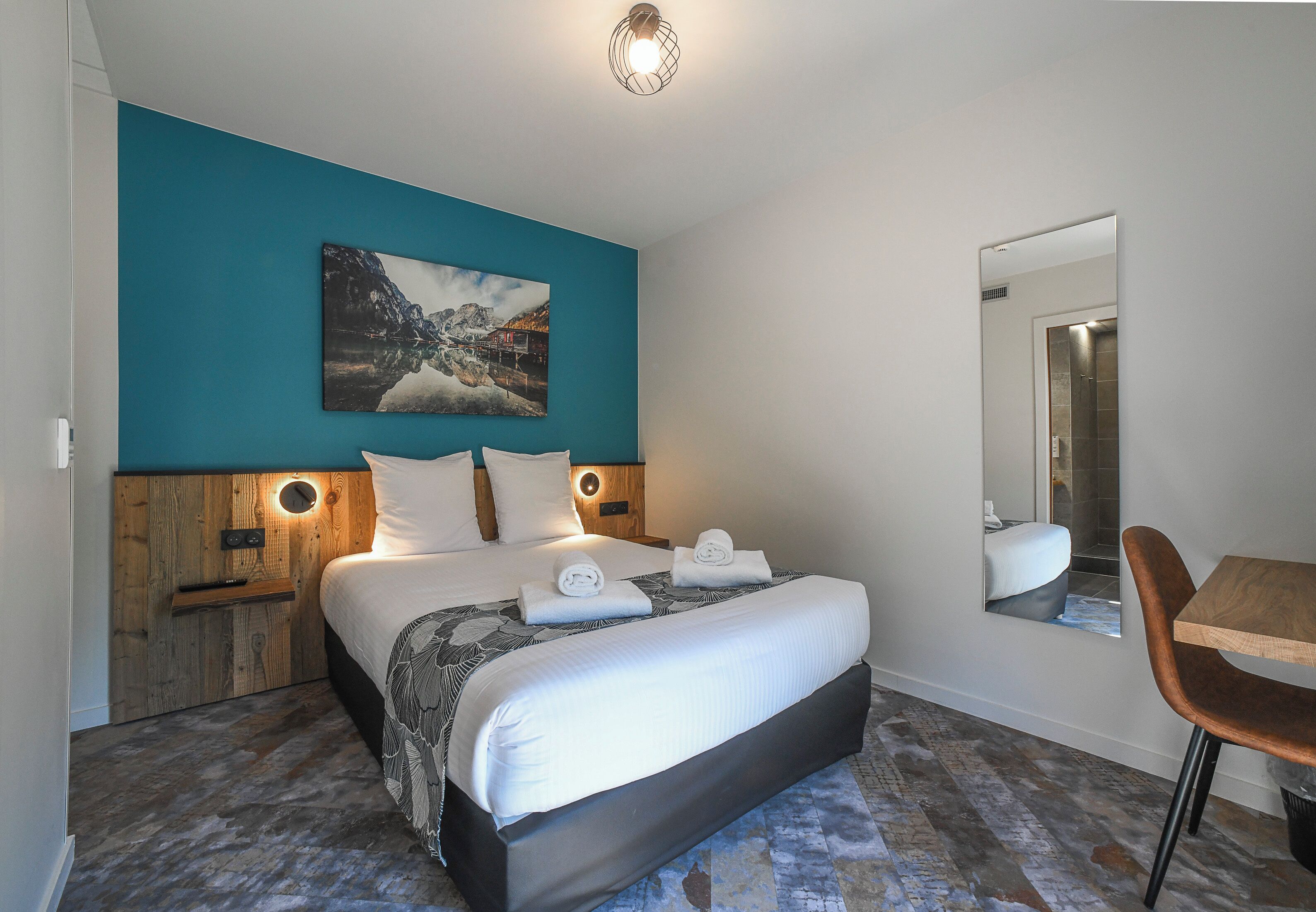 Una scrivania, postazione laptop, Wi-Fi gratuito, lenzuola