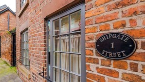 En murstensbygning med et skilt, der står "Shipgate 1 Street".