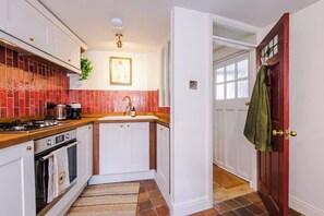 Kühlschrank, Ofen, Herdplatte, Wasserkocher mit Kaffee-/Teezubehör