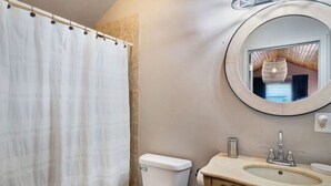 Un baño con inodoro, lavabo y espejo.