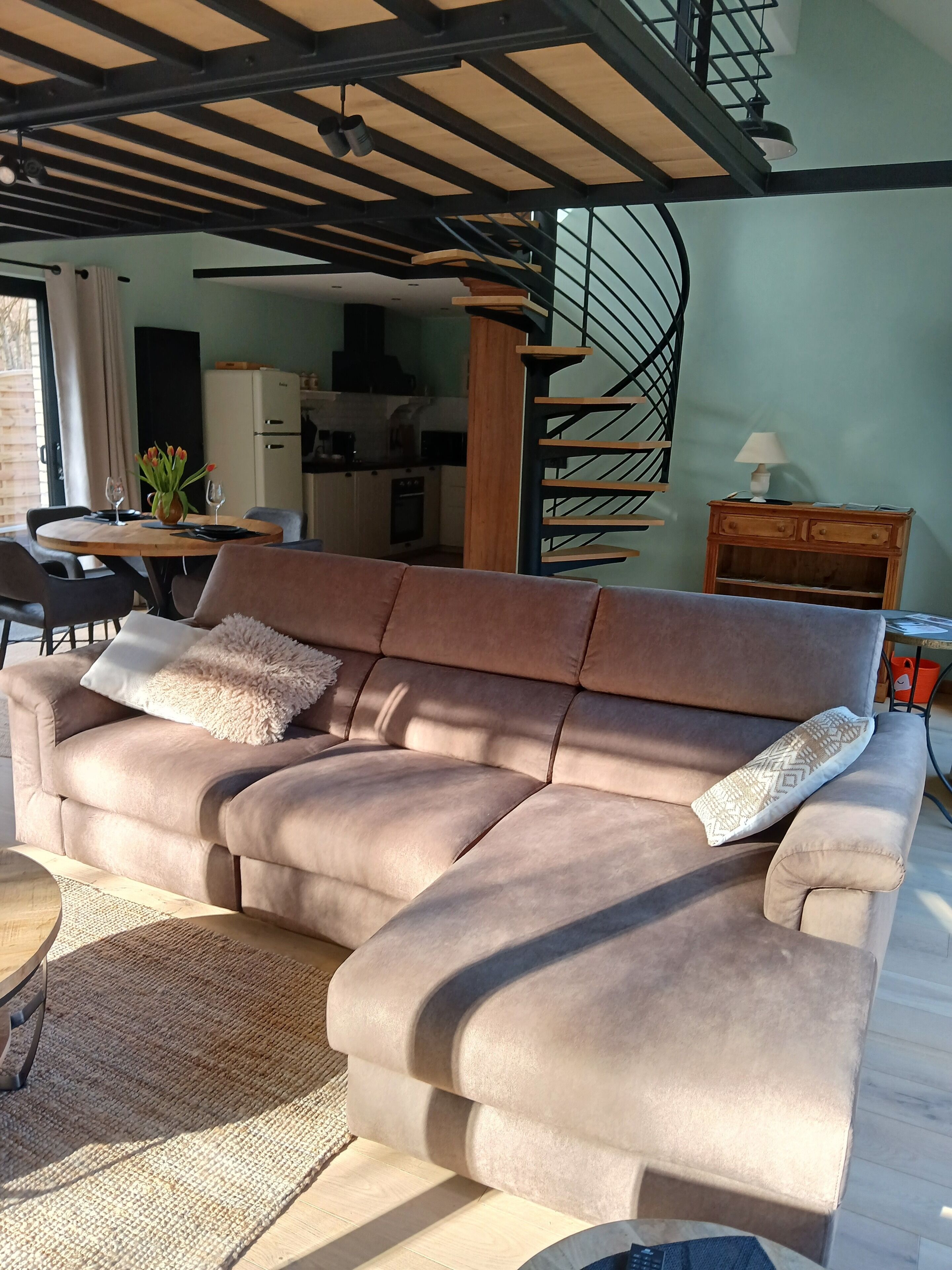 Een smart-tv en een open haard