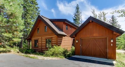 Serene Chalet|Private Hot Tub|Wood Fireplace