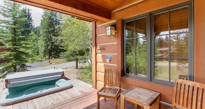 Serene Chalet|Private Hot Tub|Wood Fireplace
