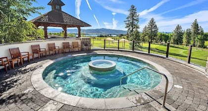 Serene Chalet|Private Hot Tub|Wood Fireplace
