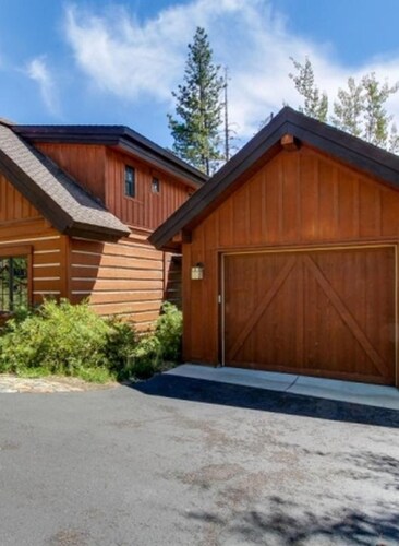 Serene Chalet|Private Hot Tub|Wood Fireplace
