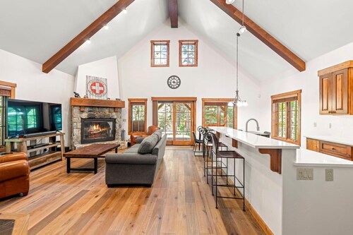 Beautiful Chalet|Private Hot Tub, Wood Fireplace