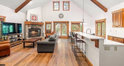Beautiful Chalet|Private Hot Tub, Wood Fireplace