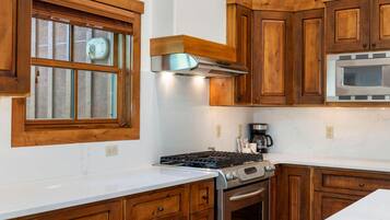 冰箱、微波炉、烤箱、炉灶