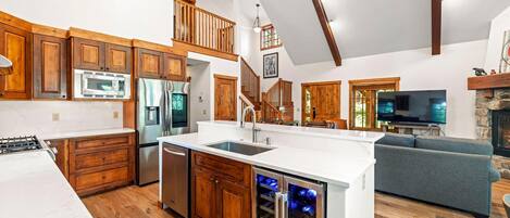 冷蔵庫、電子レンジ、オーブン、コンロ