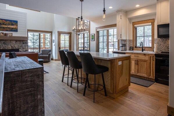 Fridge, microwave, oven, stovetop - Comfortable 2 Bedroom Townhome  | Ski in/Ski Out (Tamarack)