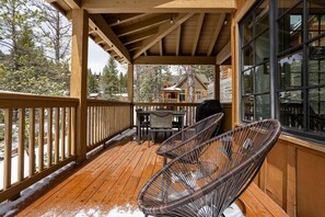 Outdoor dining - Comfortable 2 Bedroom Townhome  | Ski in/Ski Out (Tamarack)