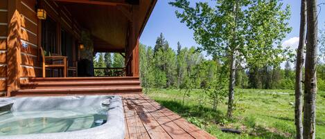 Outdoor spa tub