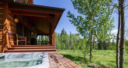 Peaceful Chalet |Private Hot Tub, Wood Fireplace
