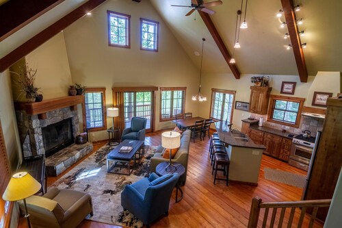 Peaceful Chalet |Private Hot Tub, Wood Fireplace