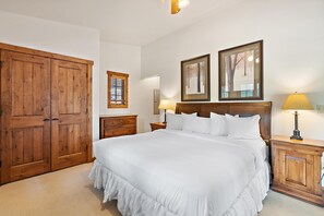 2 bedrooms, Internet, bed sheets - Serene Cottage | Ski-In/Ski-Out Private Hot Tub (Tamarack)