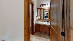 Een douche, een haardroger, handdoeken