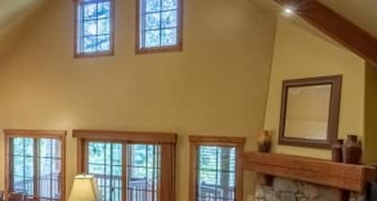 Classic Chalet|Private Hot Tub, Wood Fireplace