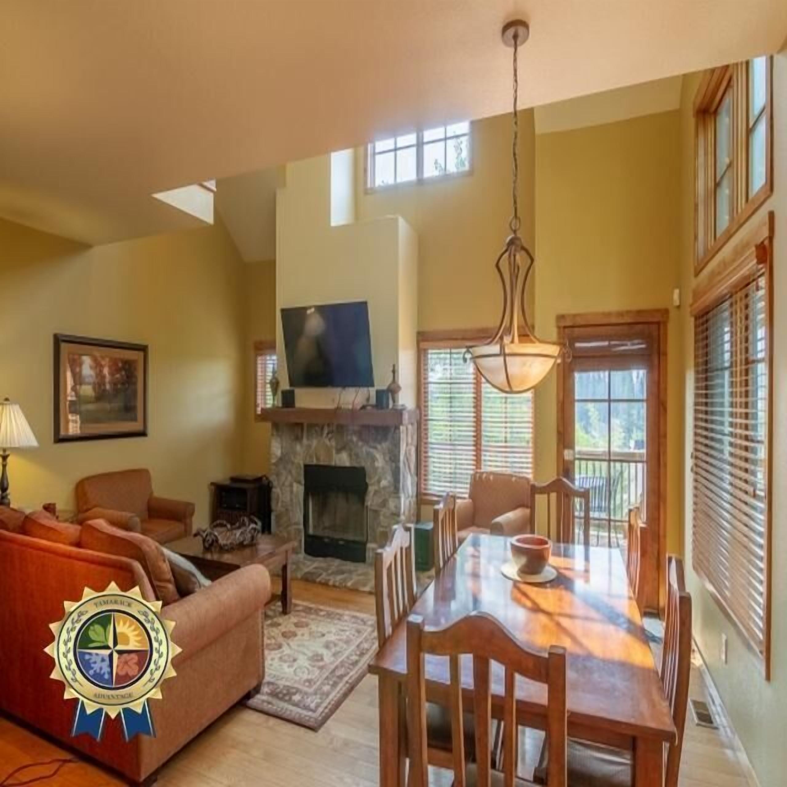 Televisión y chimenea 