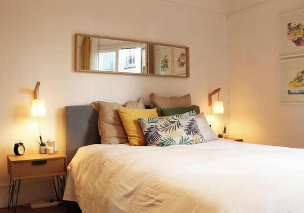 2 sovrum, skrivbord, strykjärn/strykbräda och resesäng