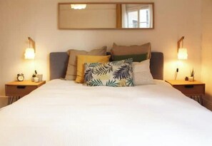 2 間睡房、書桌、熨斗/熨衫板、可攜式嬰兒床