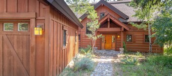 Charming Chalet |Soaking Tub and Wood Fireplace