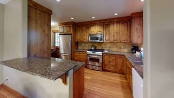 冰箱、微波炉、烤箱、炉灶