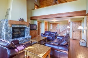 Televisión y chimenea 