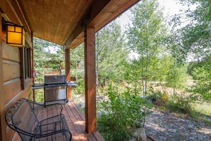 Terrace/patio - Charming Chalet |Soaking Tub and Wood Fireplace (Tamarack)