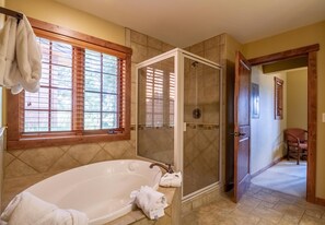 Chuveiro, secador de cabelo, toalhas de banho