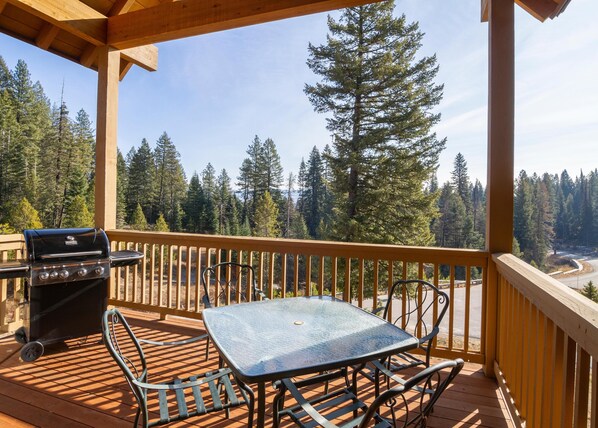 Outdoor dining - Beautiful Townhome|Private Hot Tub, Wood Fireplace (Tamarack)