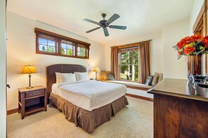 4 bedrooms, desk, Internet, bed sheets
