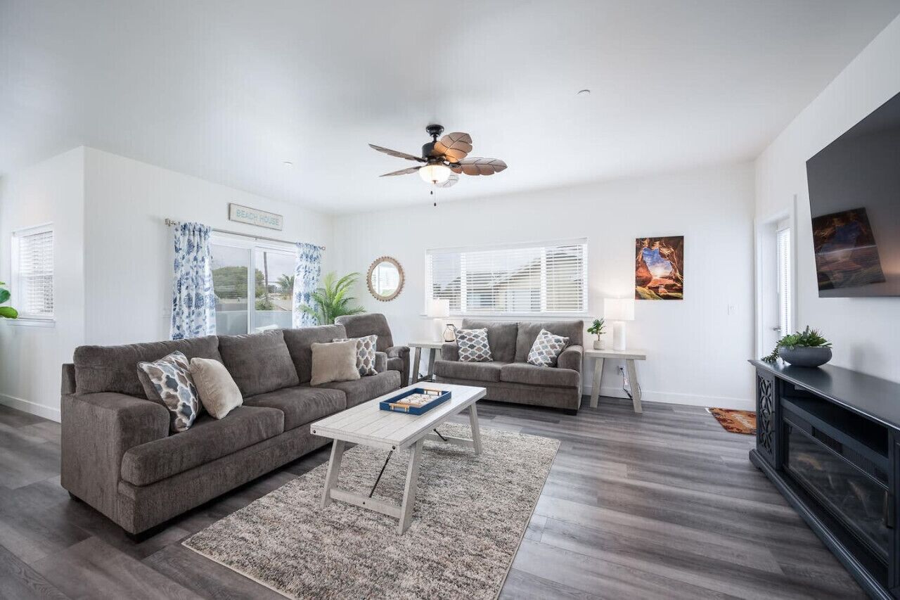 Televisión, chimenea, videojuegos, mesa de ping pong