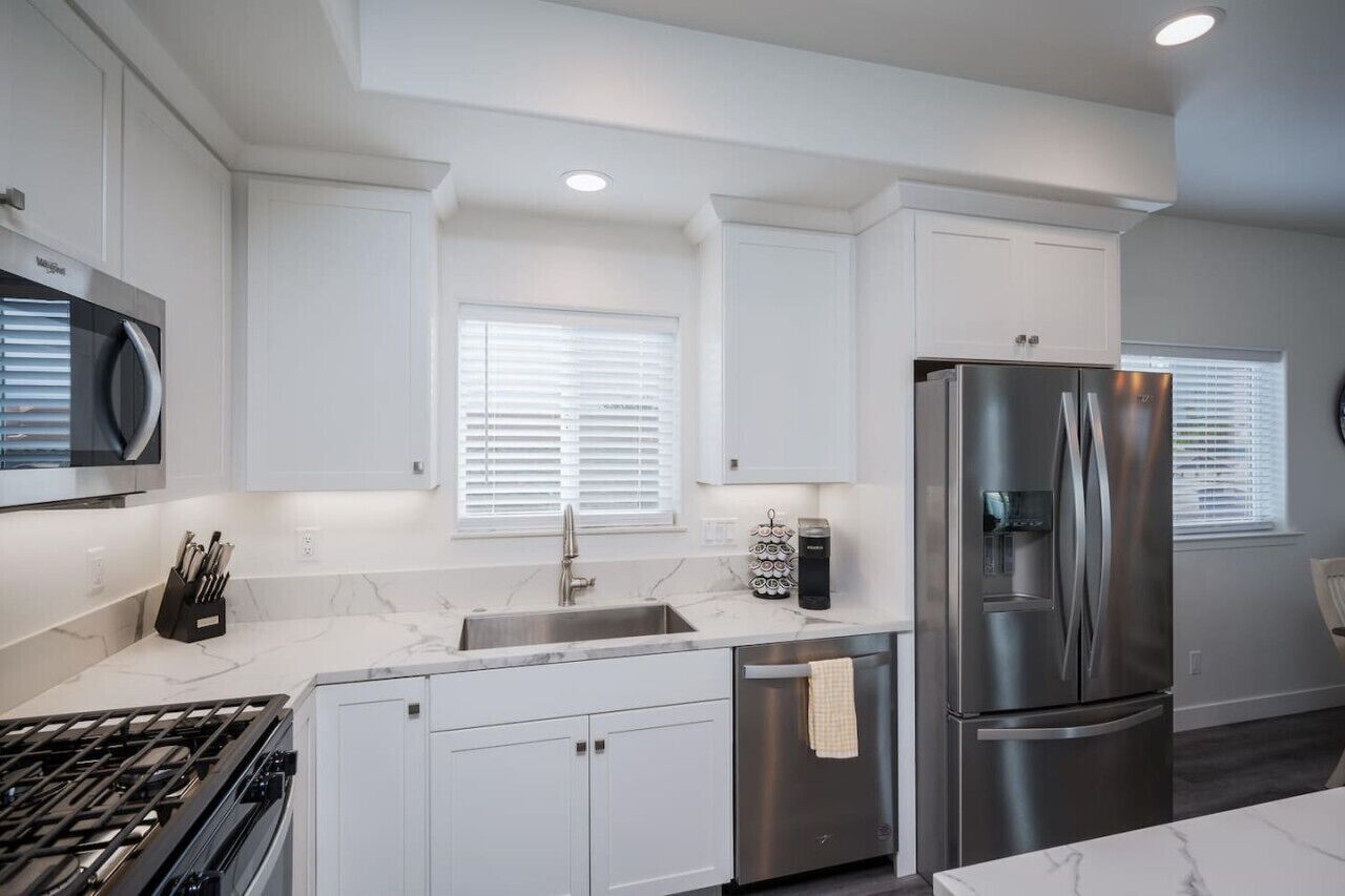 Frigorífico, microondas, horno y placa de cocina