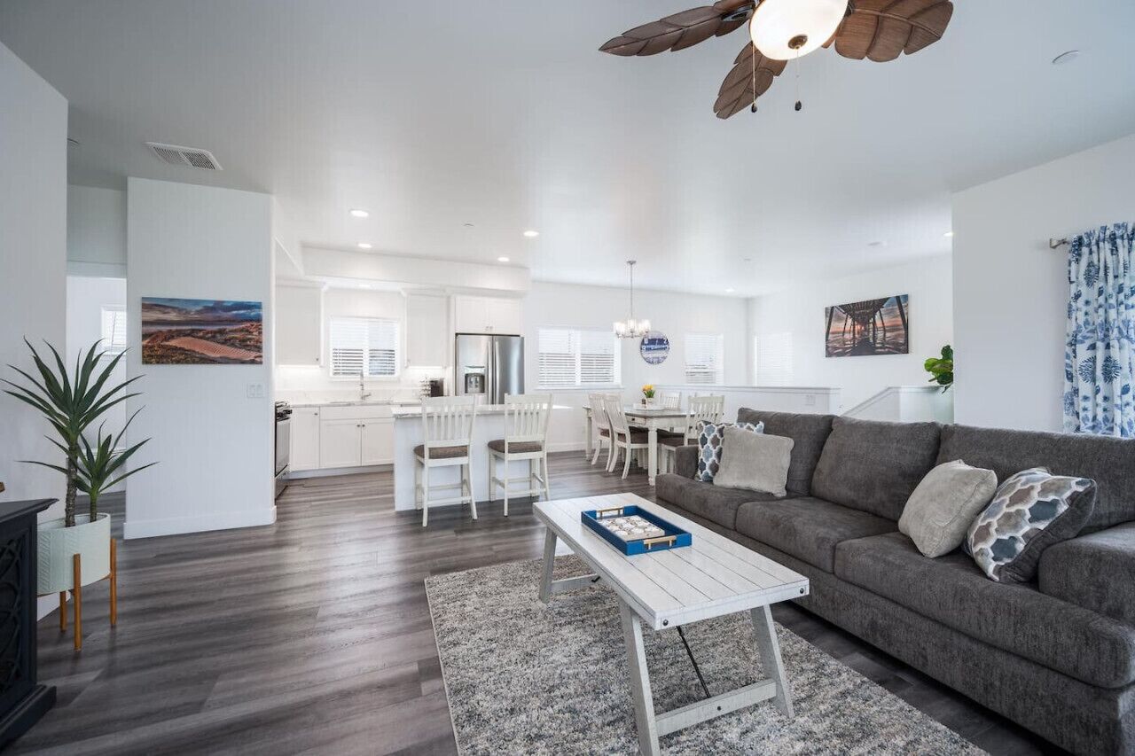 Televisión, chimenea, videojuegos, mesa de ping pong