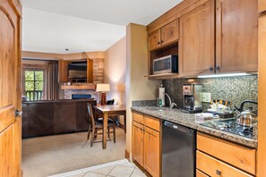 Fridge, microwave, oven, stovetop - Unique King Studio  with Jet Tub (Tamarack)