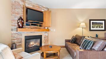 Televisión y chimenea