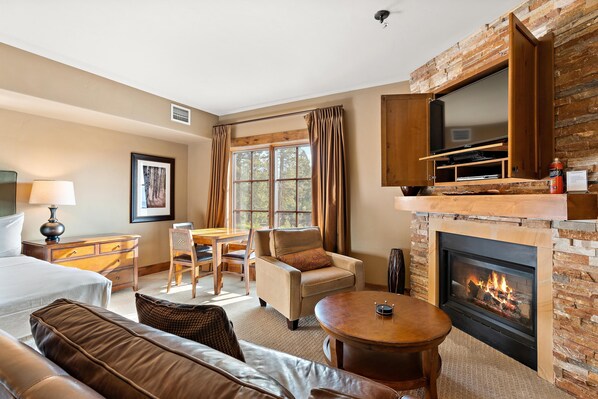 Televisión y chimenea