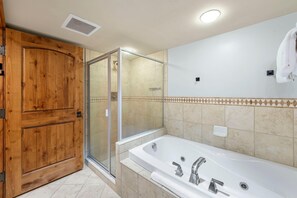 Ducha, secador de pelo, toallas