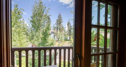 Mountainside Studio with Fireplace and Jet Tub