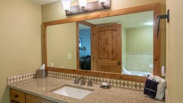 Regadera, secadora de cabello, toallas