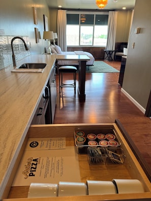 Executive Studio Suite, City View | Private kitchen