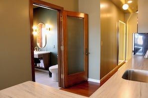 Executive studio suite, uitzicht op de stad | Badkamer