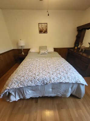 3 bedrooms, desk, iron/ironing board, WiFi - BEST porch view of the Smokies! AMAZING creekside fire pit, Master suite! (Andrews)