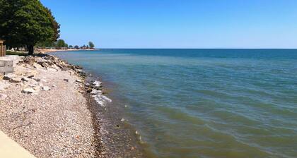 Comfortable stay in a large home on the shores of Lake Erie