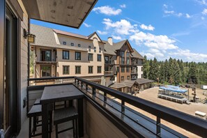 Outdoor dining - Peaceful Condo|Ski In/Out|3 Balconies|gas fireplace (Tamarack)