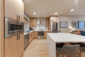 Een koelkast, een magnetron, een oven, een kookplaat