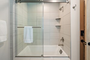 Douche, sèche-cheveux, serviettes fournies