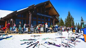 En skitursly med træfacade og store vinduer.