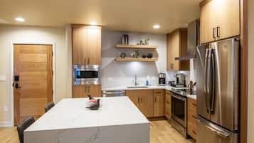 Een koelkast, een magnetron, een oven, een kookplaat