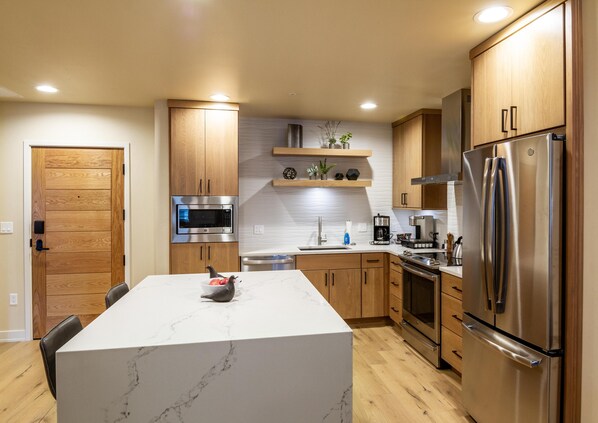 Kühlschrank, Mikrowelle, Ofen, Herdplatte